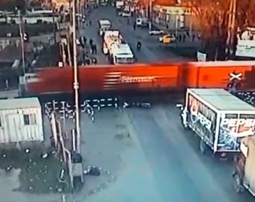 Quiso pasar con la barrera baja y perdió una pierna al ser atropellado por el tren