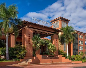 La fachada del hotel Costa Adeje Palace de Tenerife donde se hospedaba el turista italiano