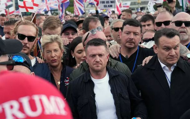 Tommy Robinson, de remera blanca, encabezando la movilización. Tommy Robinson, de remera blanca, encabezando la movilización.