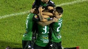 Todos abrazan a Barceló, el héroe de la noche tucumana Todos abrazan a Barceló, el héroe de la noche tucumana