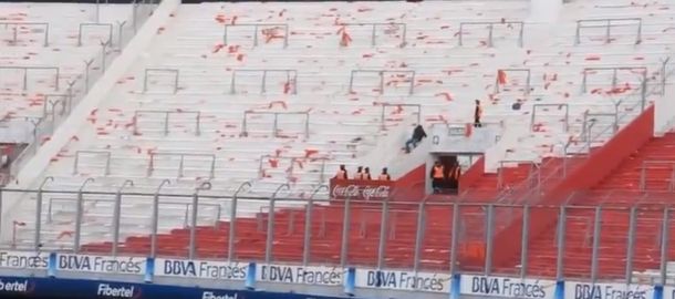 Todo un símbolo: un hincha del Rojo se despide a los tumbos