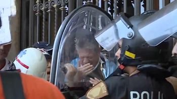 tension en el congreso: golpes y empujones contra jubilados tension en el congreso: golpes y empujones contra jubilados