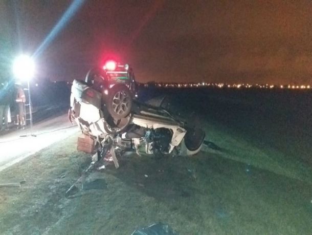 Accidente fatal en la Autopista Rosario - Córdoba: un camión chocó contra un auto y hay cinco muertos