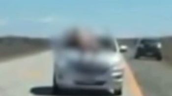 un chileno desnudo y borracho ataco un auto argentino en la ruta y le destrozo el parabrisas un chileno desnudo y borracho ataco un auto argentino en la ruta y le destrozo el parabrisas