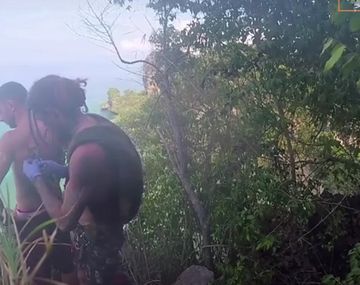 VIDEO: un joven se incrustó los ganchos del paracaídas en su espalda