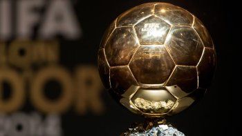 Goleador nato, ganó el Balón de Oro en 1995 y en 2018 se convirtió en presidente de su país, enfrentando conflictos políticos y económicos. Goleador nato, ganó el Balón de Oro en 1995 y en 2018 se convirtió en presidente de su país, enfrentando conflictos políticos y económicos.