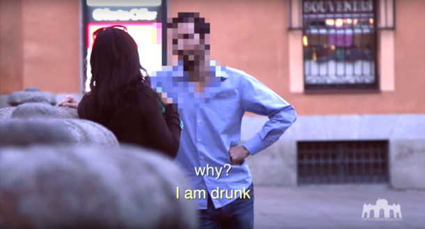 Un video muestra qué hacen los hombres cuando ven a una mujer borracha