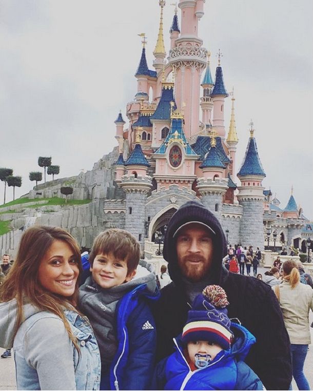 La familia Messi en Disne de París.