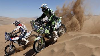 El piloto australiano Simon Pavey (izq.) y el argentino Diego Demelchori durante la decimotercera etapa, entre las ciudades chilenas de Copiapó y La Serena El piloto australiano Simon Pavey (izq.) y el argentino Diego Demelchori durante la decimotercera etapa, entre las ciudades chilenas de Copiapó y La Serena