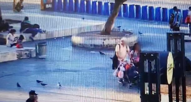 Abandonaron a su hija con un hombre de la calle y desaparecieron