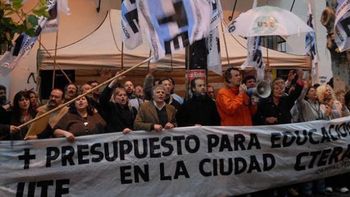 docentes portenos instalan una carpa blanca docentes portenos instalan una carpa blanca