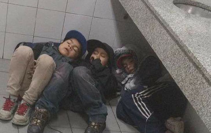 Los tres nenes durmiendo en la estación