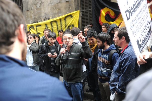 Tensión entre estudiantes y la policía en el rectorado de la UBA
