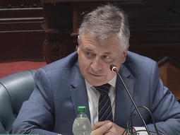El ministro de Industria, Energía y Minería, Omar Paganini, en su presentación en el Parlamento del Uruguay. El ministro de Industria, Energía y Minería, Omar Paganini, en su presentación en el Parlamento del Uruguay.