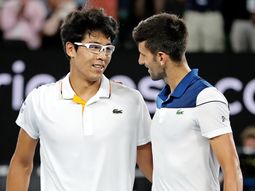 El saludo final entre el joven y el gran Nole El saludo final entre el joven y el gran Nole