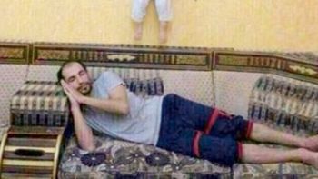 indignacion por un padre que colgo a su hijo de la pared indignacion por un padre que colgo a su hijo de la pared