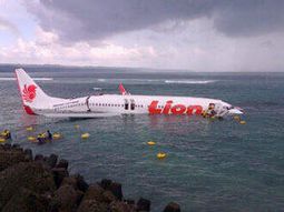 Encuentran la caja negra del avión que cayó al mar frente a Bali