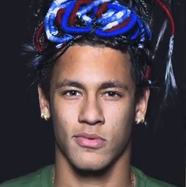 ¿Neymar celebra su pase al Barça con un raro peinado?