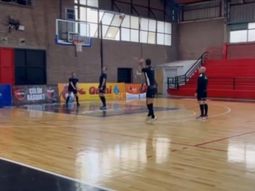 La terna arbitral de Colón-Racing entró en calor jugando básquet pero no la embocaron