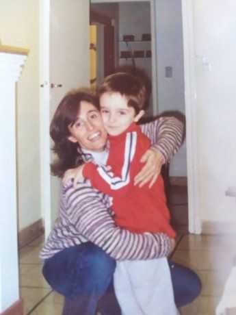 Tomás junto a su mamá. Foto @Tomyrr321