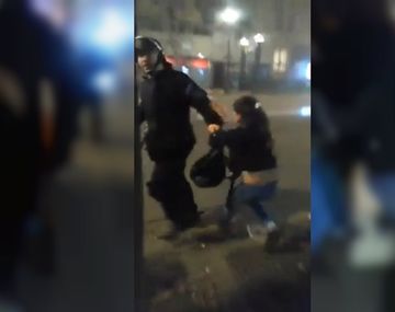 Policía quiso arrestar a una mujer y desistió al ver que lo grababan