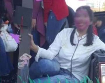 Festejó que se recibió de ingeniera pero la universidad negó haberle dado el título