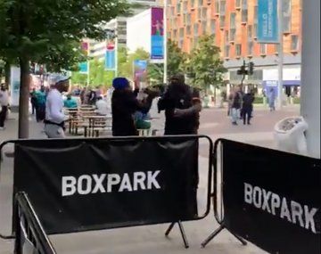 La tremenda piña de un ex campeón de boxeo en la calle