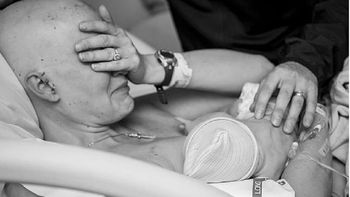 la emocion de una madre enferma de cancer amamantando a su bebe la emocion de una madre enferma de cancer amamantando a su bebe