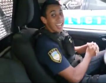 Escándalo por policías que bailan y cantan en una patrulla