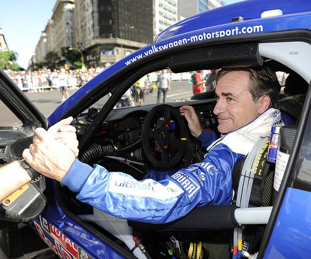 Dakar 2011 - Carlos Sainz saludando