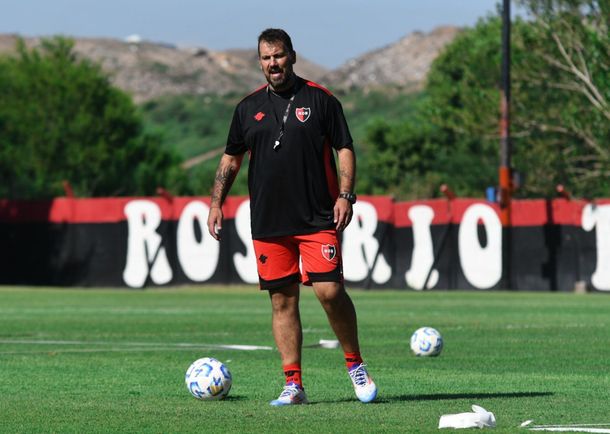 Cristian Fabbiani dirigió su primer entrenamiento con Newells: las imágenes