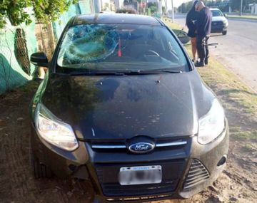 Casi lo mata: una chica atropelló a su novio en La Plata tras una discusión