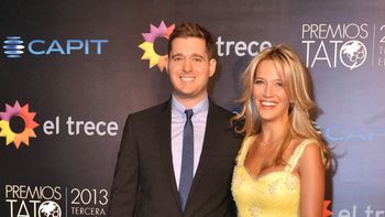 luisana lopilato, custodiada por michael buble en los premios tato luisana lopilato, custodiada por michael buble en los premios tato
