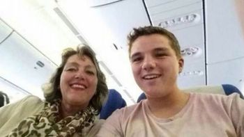 un chico y su madre se sacaron una selfie antes de despegar el vuelo mh17 un chico y su madre se sacaron una selfie antes de despegar el vuelo mh17