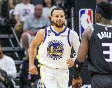 En una noche magistral de Curry