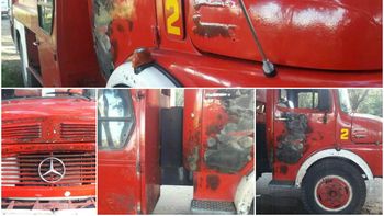 Autobomba de los Bomberos Voluntarios de Merlo que resultó atacada Autobomba de los Bomberos Voluntarios de Merlo que resultó atacada
