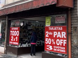 Un histórico comercio de Mar del Plata tiene todo al costo: No tengo a quién venderle
