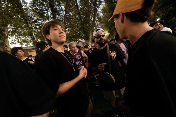 Paulo Londra visitó su antiguo colegio y la plaza en donde comenzó a hacer música