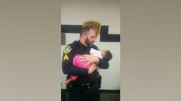 La foto de un policía con un bebé se volvió viral por su triste historia