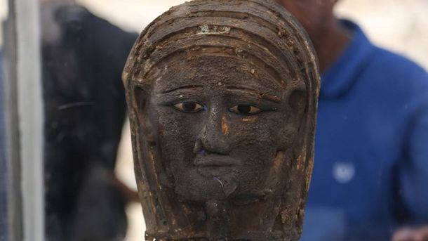 Egipto: descubrieron en una máscara de momia bañada en oro