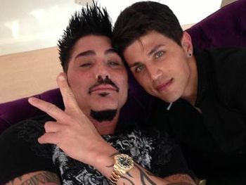 El novio de Ricardo Fort debutó como cantante en televisión