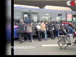 levantan un micro para salvar a un hombre levantan un micro para salvar a un hombre