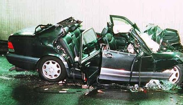 El auto en el que viajaba Lady Di quedó totalmente destruido.