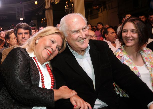 Con Solanas y Carrió al frente, UNEN cerró su campaña