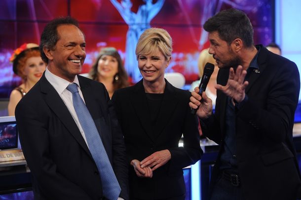 Daniel Scioli, en ShowMatch junto a Karina Rabolini