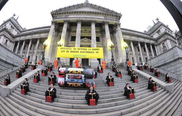 Greenpeace protestó en las escalinatas del Congreso