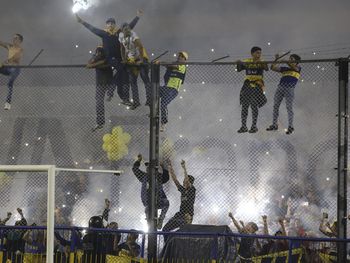 Los hinchas terminaron trepados a los alambrados de la popular Xeneize