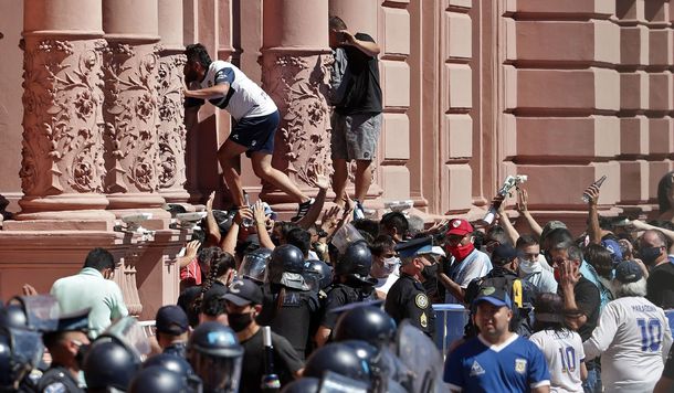Incidentes en el velatorio de Maradona: desbordaron las rejas de Casa Rosada