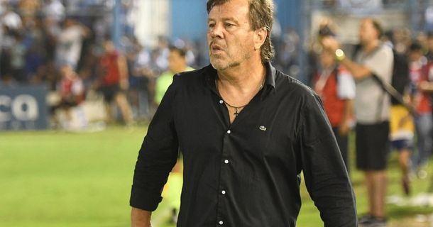 Estudiantes habría contactado a un DT en actividad