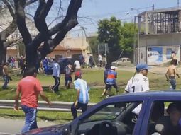 Los hinchas de Tigre se bajaron del micro que los transportaba al Sur Los hinchas de Tigre se bajaron del micro que los transportaba al Sur